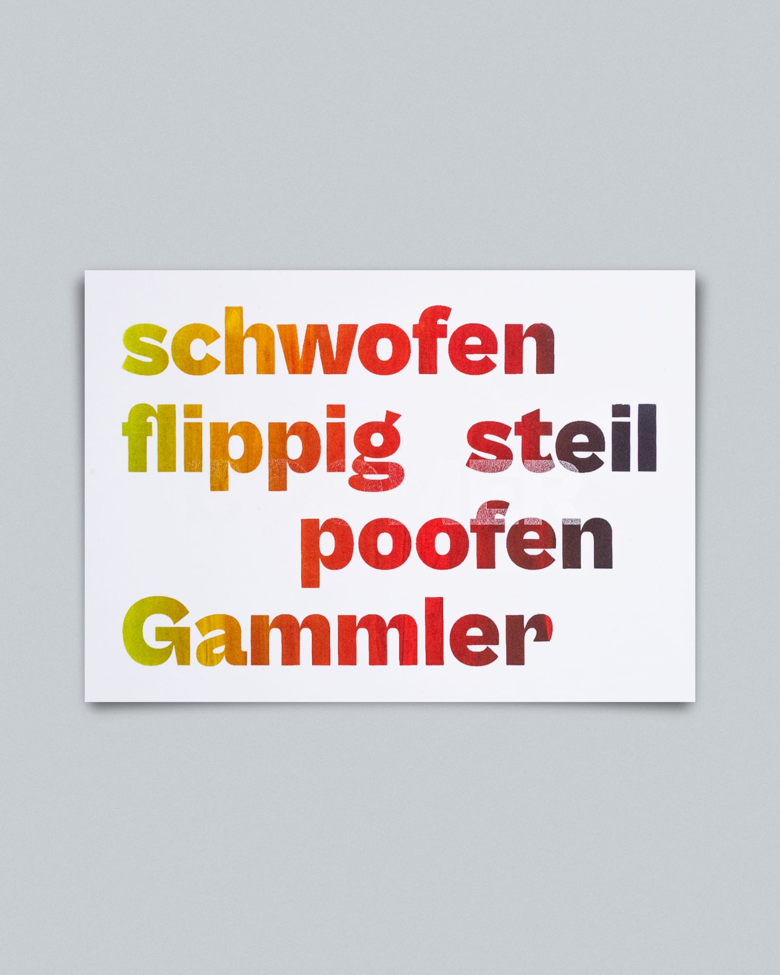 Eine Postkarte im Querformat mit einem weißen Hintergrund. Darauf sind fünf Trendwörter der Generation Boomer in dicken, serifenlosen Großbuchstaben in vier Zeilen angeordnet. Die Wörter sind in einem Farbverlauf gedruckt, der von Gelb (links) über Orange und Rot (Mitte) zu einem dunkleren Violett/Schwarz (rechts) verläuft. Die Wörter sind: schwofen, flippig, steil, poofen, Gammler