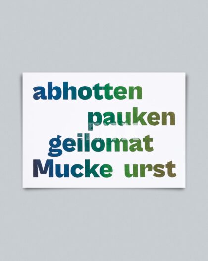 Eine Postkarte im Querformat mit einem weißen Hintergrund. Darauf sind fünf Trendwörter der Generation X in dicken, serifenlosen Großbuchstaben in vier Zeilen angeordnet. Die Wörter sind in einem Farbverlauf gedruckt, der von Blau (links) über Grün (Mitte) zu einem dunkleren Olive (rechts) verläuft. Die Wörter sind: abhotten, pauken, geilomat, Mucke, urst