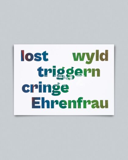 Eine Postkarte im Querformat mit einem weißen Hintergrund. Darauf sind fünf Trendwörter der Generation Z in dicken, serifenlosen Großbuchstaben in vier Zeilen angeordnet. Die Wörter sind in einem Farbverlauf gedruckt, der von Blau (links) über Grün (Mitte) zu einem dunkleren Olive (rechts) verläuft. Die Wörter sind: lost, wyld, triggern, cringe, Ehrenfrau