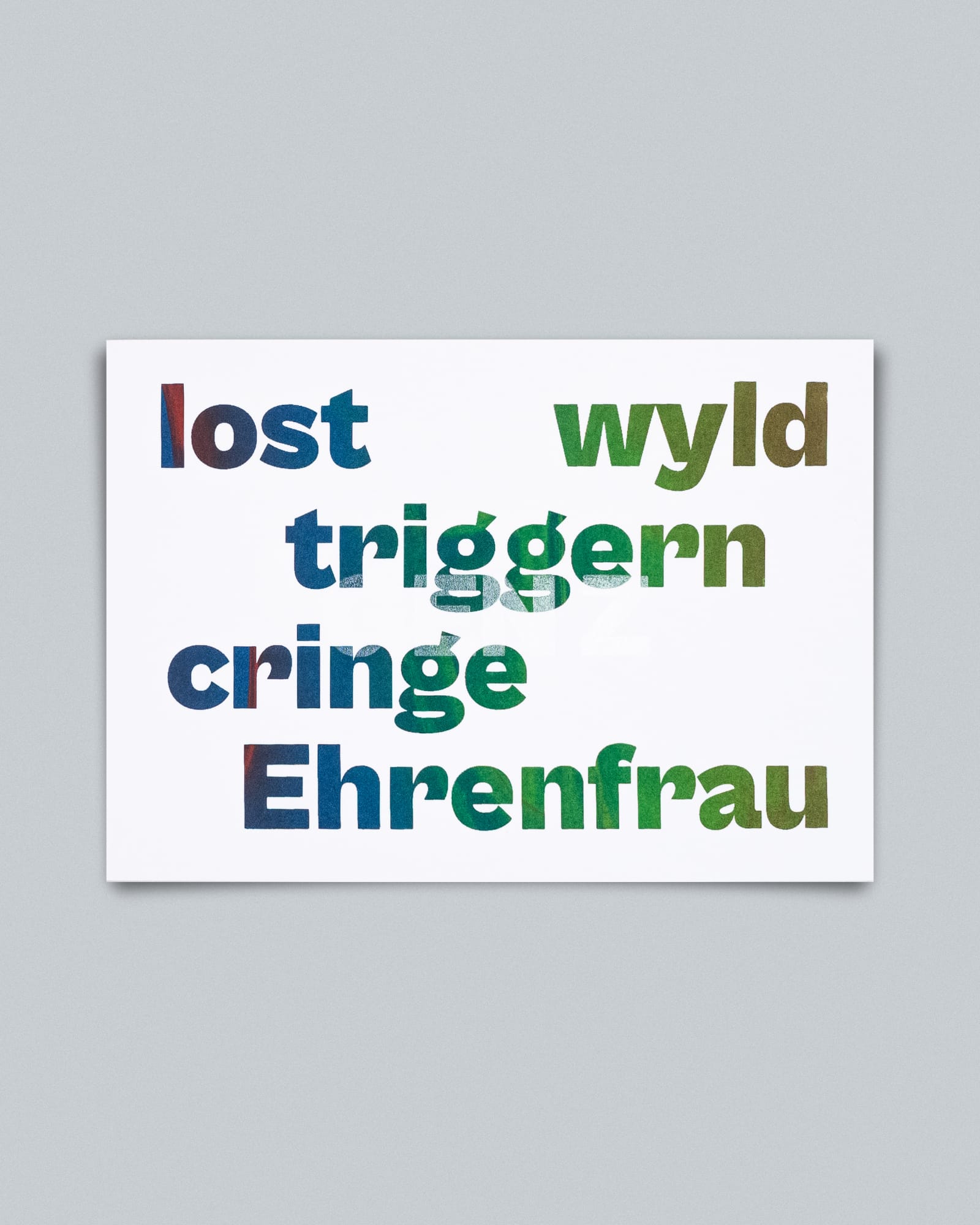 Eine Postkarte im Querformat mit einem weißen Hintergrund. Darauf sind fünf Trendwörter der Generation Z in dicken, serifenlosen Großbuchstaben in vier Zeilen angeordnet. Die Wörter sind in einem Farbverlauf gedruckt, der von Blau (links) über Grün (Mitte) zu einem dunkleren Olive (rechts) verläuft. Die Wörter sind: lost, wyld, triggern, cringe, Ehrenfrau