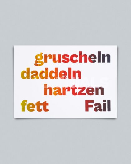 Eine Postkarte im Querformat mit einem weißen Hintergrund. Darauf sind fünf Trendwörter der Generation Millenials in dicken, serifenlosen Großbuchstaben in vier Zeilen angeordnet. Die Wörter sind in einem Farbverlauf gedruckt, der von Gelb (links) über Orange und Rot (Mitte) zu einem dunkleren Violett/Schwarz (rechts) verläuft. Die Wörter sind: gruscheln, daddeln, hartzen, fett, Fail