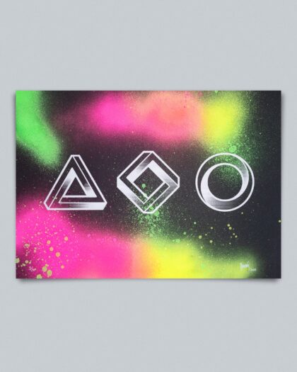 Siebdruck Poster von drei geometrischen Figuren die unmöglich erscheinen. Einem Dreieck, Viereck und Kreis die ineinander verschlungen sind. Diese sind in Silber über Neon-bunte Sprühfarbe auf weißem Papier gedruckt.