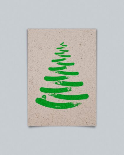 Eine minimalistische Weihnachtskarte im Hochformat auf 40% Graspapier. In der Mitte ist ein abstrakter Tannenbaum dargestellt, der aus mehreren horizontalen, sich nach oben hin verkürzenden, unregelmäßig gezogenen grünen Pinselstrichen oder Kreidelinien geformt ist. Die Textur der Striche ist leicht rau oder gesprenkelt.